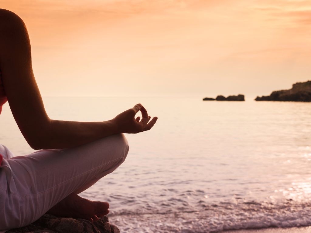 una-donna-pratica-raja-yoga-al-mare