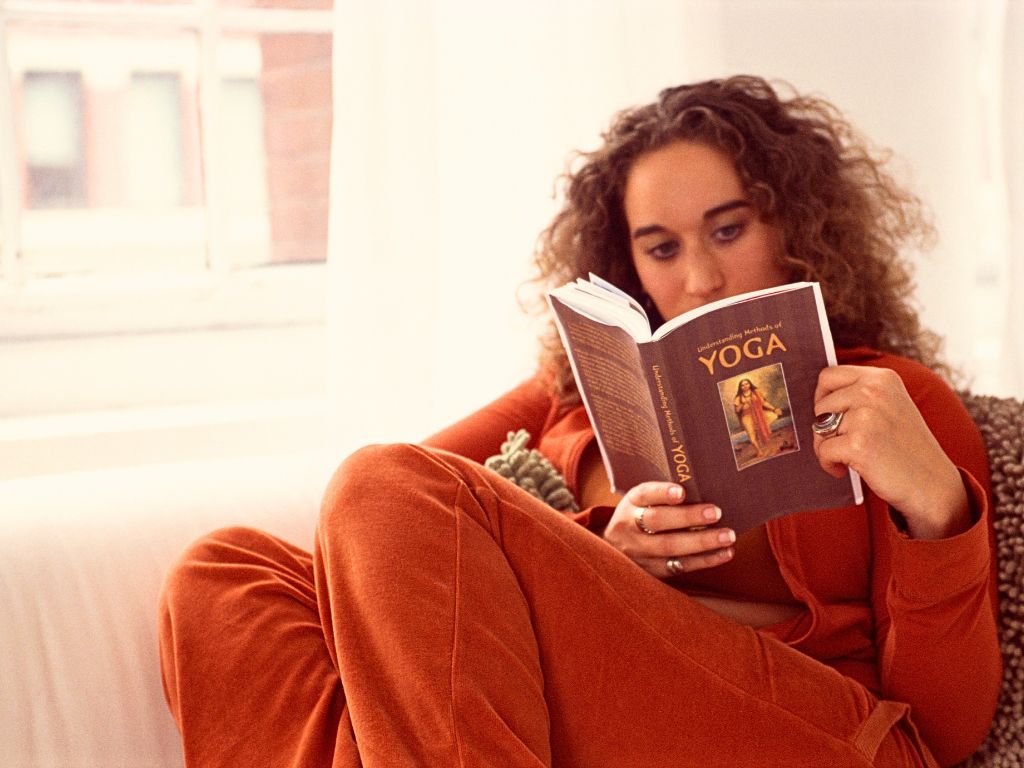 una-ragazza-legge-un-libro-sulla-filosofia-yoga