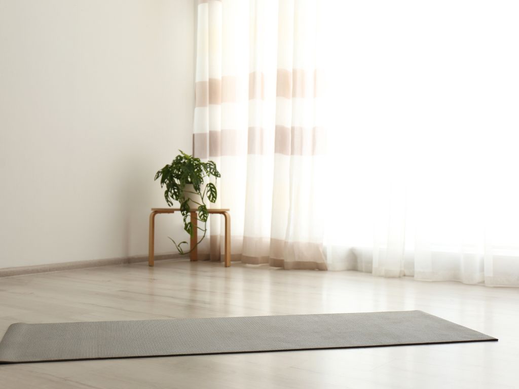 una-stanza-pronta-per-la-pratica-yoga