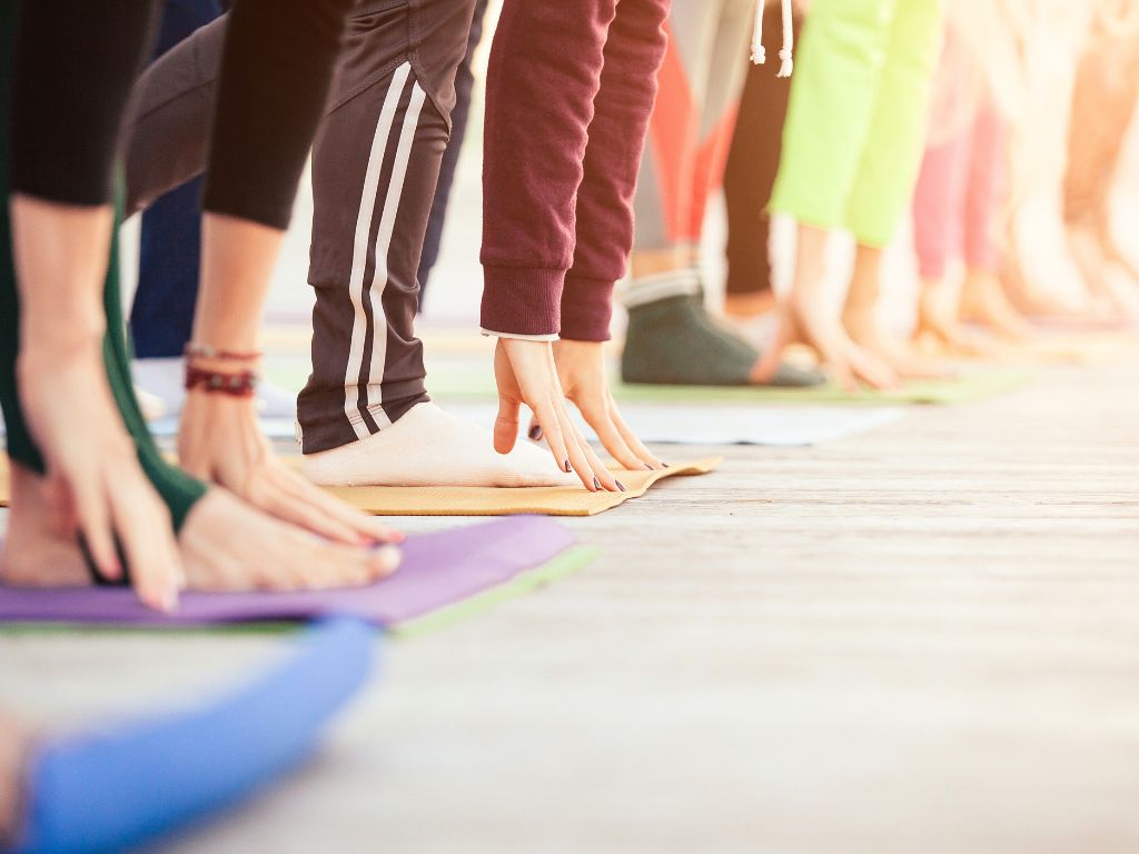 un-gruppo-di-persone-durante-lezione-di-yoga