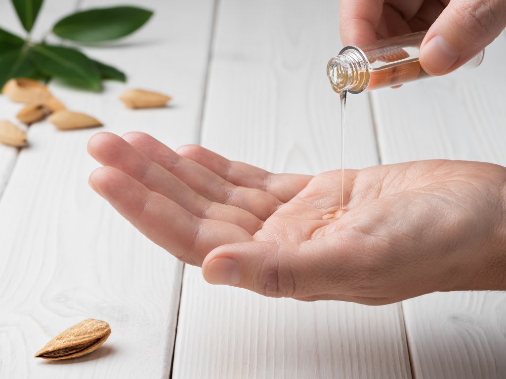 Olio-Essenziale-Naturale-mandorla-sulla-mano