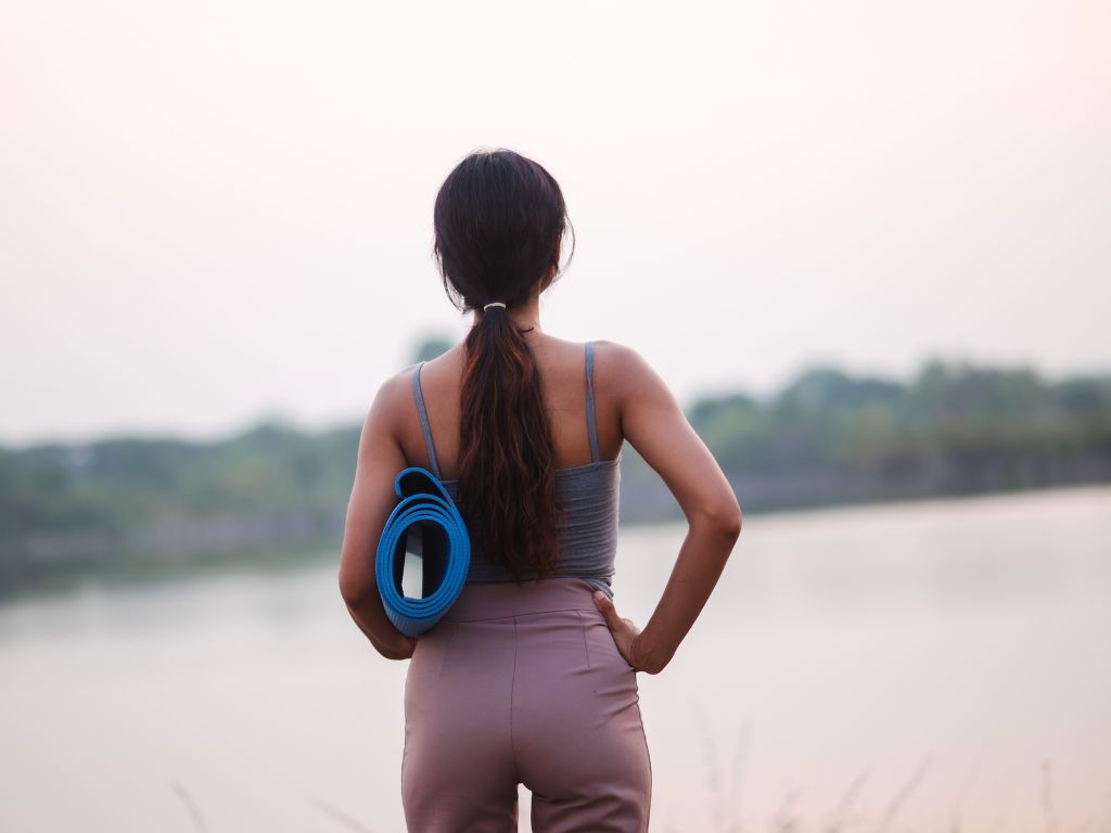 una-donna-con-tappetino-yoga