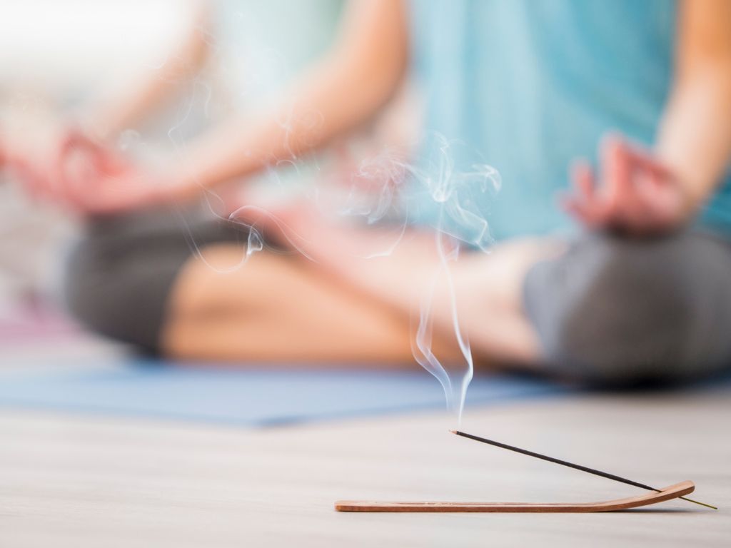 una-donna-pratica-yoga-con-incenso