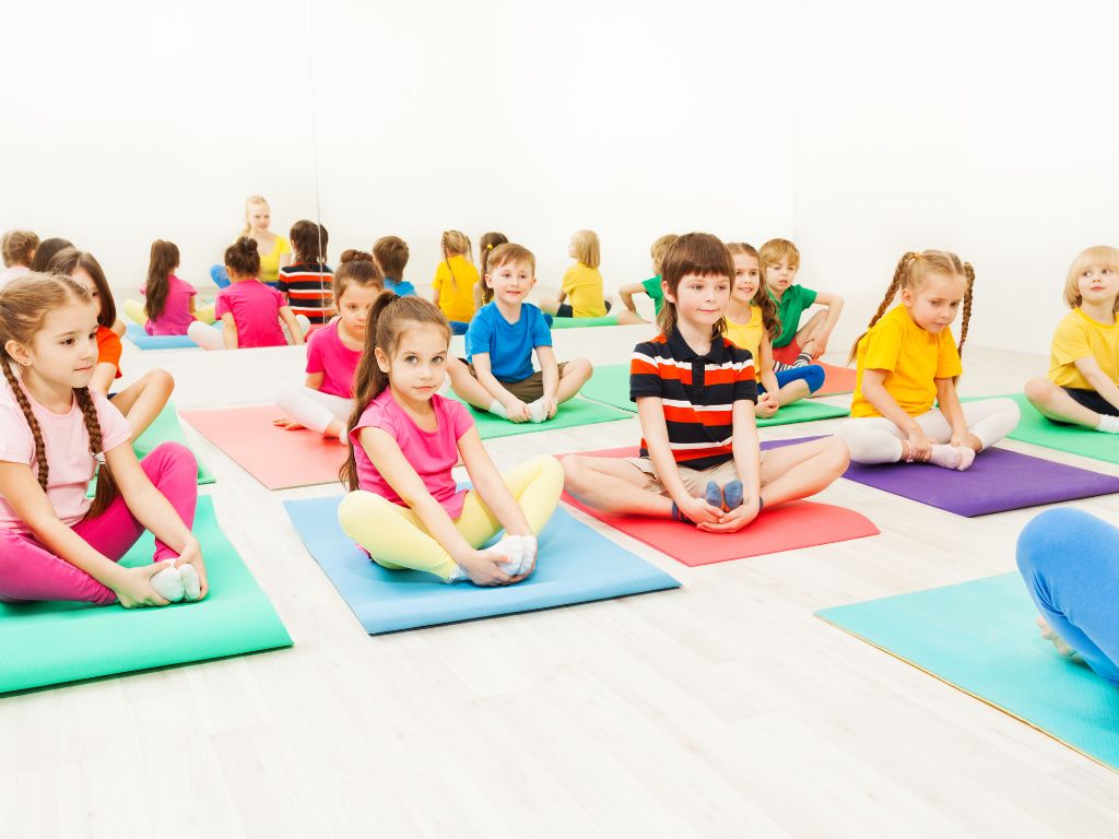 una-lezione-di-yoga-per-bambini